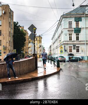 ST. PETERSBURG, Russie - le 15 juillet 2016 : un jour de pluie à Saint-Pétersbourg, Russie Banque D'Images