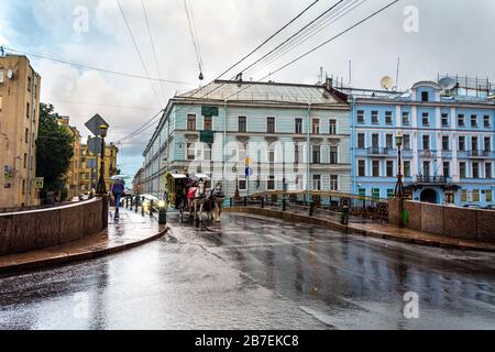 ST. PETERSBURG, Russie - le 15 juillet 2016 : un jour de pluie à Saint-Pétersbourg, Russie Banque D'Images