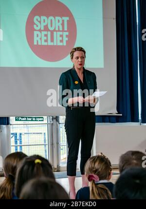 Élèves de l'école à l'écoute du discours du ministre du SNP Jenny Gilruth (MSP), école primaire de Davidsons, Edimbourg, Écosse, Royaume-Uni Banque D'Images