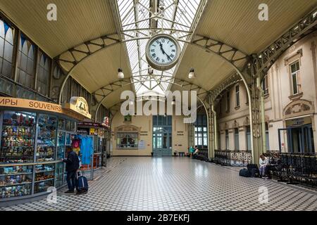 SAINT-PÉTERSBOURG, RUSSIE - 16 JUILLET 2016 : l'intérieur de la gare de Vitebskiy vokzal à Saint-Pétersbourg.Russie Banque D'Images