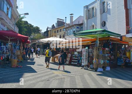 Buyukada, Turquie-18 septembre 2019. Une rue animée à Buyukada, 1 des îles des Princes, AKA Adalar, en mer de Marmara au large de la côte d'Istanbul Banque D'Images