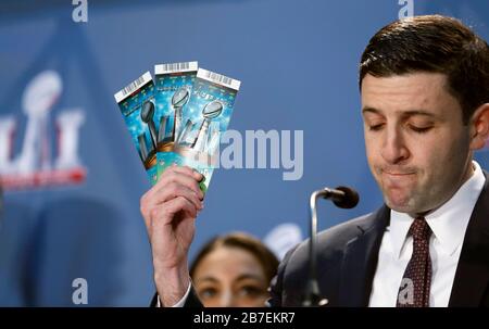 L'avocat principal de la NFL Michal Buchwald détient des billets contrefaits pour le Super Bowl lors d'une conférence de presse conjointe sur l'opération Team Player au George R. Brown Convention Center le 2 février 2017 à Houston, Texas. Banque D'Images