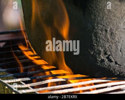 La cuisine dans la nature. Chaudron en feu en forêt Banque D'Images