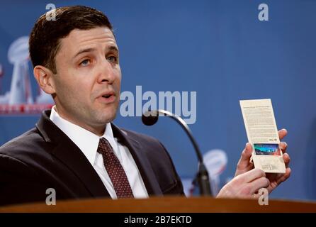 L'avocat principal de la NFL Michal Buchwald détient des billets contrefaits pour le Super Bowl lors d'une conférence de presse conjointe sur l'opération Team Player au George R. Brown Convention Center le 2 février 2017 à Houston, Texas. Banque D'Images