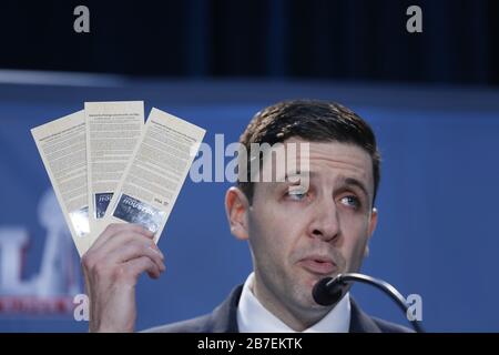 L'avocat principal de la NFL Michal Buchwald détient des billets contrefaits pour le Super Bowl lors d'une conférence de presse conjointe sur l'opération Team Player au George R. Brown Convention Center le 2 février 2017 à Houston, Texas. Banque D'Images