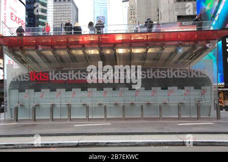 La billetterie du Times Square TKTS pour les spectacles de Broadway est fermée en raison de l'annulation des spectacles jusqu'au 13 avril à la suite de Coronavirus, New York, le 15 mars 2020 Banque D'Images