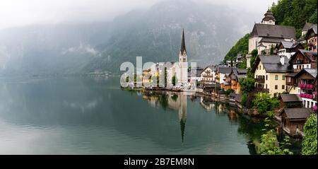 Paysage urbain de Hallstatt sur le Hallstattersee, célèbre village de Salzkammergut en Autriche, site classé au patrimoine mondial de l'UNESCO Banque D'Images