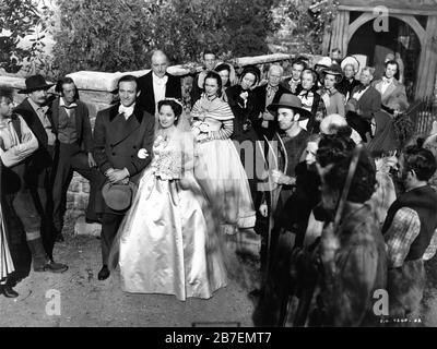 David NIVEN comme Edgar Linton épouse MERLE OBERON comme Cathy avec GERALDINE FITZGERALD comme Isabella et FLORE ROBSON comme Ellen Dean derrière à WUHERING HEIGHTS 1939 réalisateur WILLIAM WYLER scénario Ben Hecht et Charles MacArthur roman Emily Bronte The Samuel Goldwyn Company / United Artists Banque D'Images