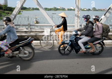 Vélo et scooters sur le pont Trang Tien à Hue, au Vietnam Banque D'Images