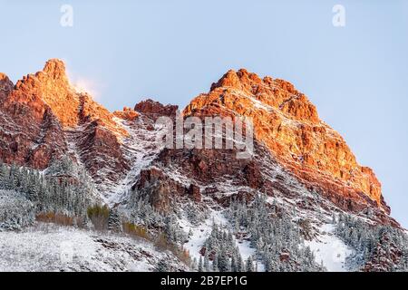 Maroon Bells Red elk montagnes robuste vue sur le parc avec lumière du soleil à Aspen, Colorado avec montagne rocheuse et neige avec brouillard d'hiver nuage couvrant clos Banque D'Images
