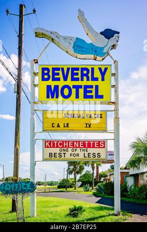 Le panneau Beverly Motel est une femme de plongée, le 30 juillet 2016, à Mobile, Alabama. Banque D'Images