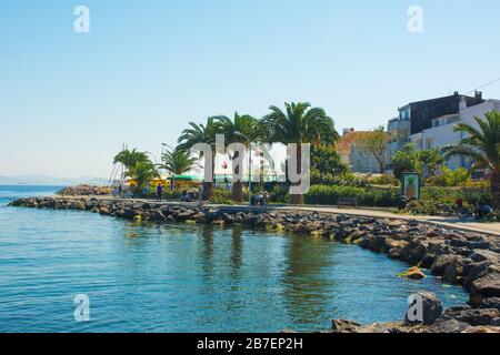 Buyukada, Turquie - 18 septembre 2019. Les touristes se détendent sur le front de mer à Buyukada, 1 des îles des Princes, également connues sous le nom d'Adalar, en mer de Marmara Banque D'Images