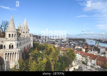 Budapest, Hongrie - 6 novembre 2019 : Bastion de Fishermans dans la capitale hongroise. L'un des monuments les plus populaires de la ville, construit dans un style néo-roman. Visites touristiques. Ville en arrière-plan. Banque D'Images
