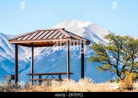 Vue sur la montagne rocheuse des Collegiate pics et table de pique-nique couverte dans le parc de Buena Vista, Colorado, donnent sur Banque D'Images