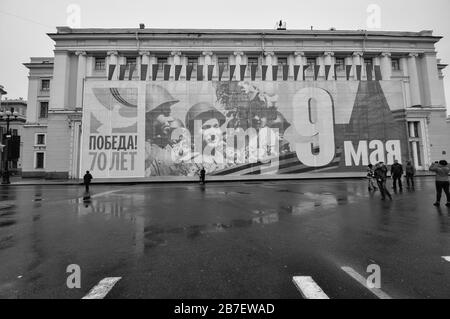 Véhicules militaires russes commémorant le 75 anniversaire de la guerre sur la place du Palais, à Saint-Pétersbourg Banque D'Images