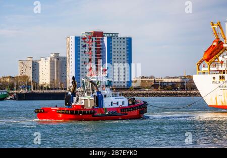 Bateau à remorqueurs rouges Marksman en direction d'un bateau vers le port par Gosport dans le port de Portsmouth, Solent, Hampshire, côte sud de l'Angleterre Banque D'Images