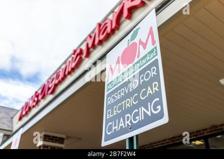 Herndon, États-Unis - 12 novembre 2019: Clôture du parking extérieur de l'enseigne pour le chargement de voiture électrique au magasin de marché biologique de maman avec des produits frais de ferme Banque D'Images