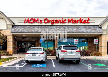 Herndon, États-Unis - 12 novembre 2019: Façade extérieure du magasin de marché biologique de maman avec des produits frais de ferme dans la rue dans le comté de Virginia Fairfax Banque D'Images