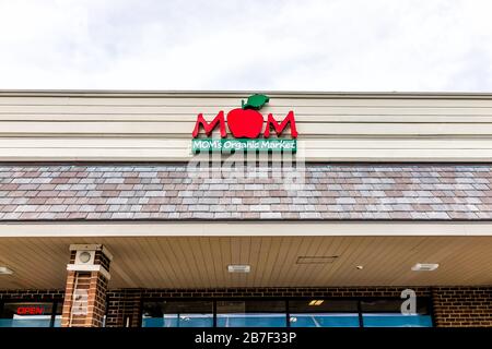 Herndon, États-Unis - 12 novembre 2019: Extérieur du magasin de marché biologique de maman avec des produits frais de ferme dans la rue dans le comté de Virginia Fairfax Banque D'Images