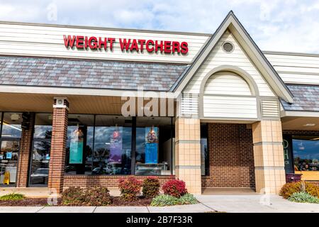 Herndon, États-Unis - 12 novembre 2019: Extérieur du magasin Weight Watchers sur la rue dans le comté de Virginia Fairfax avec panneau et entrée Banque D'Images