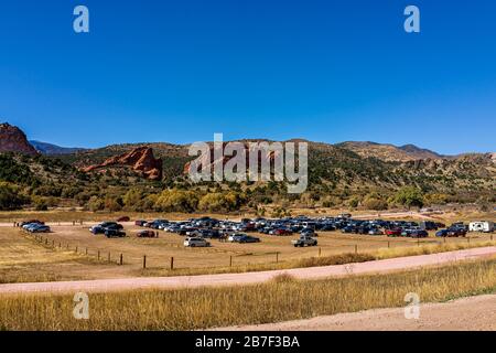 Colorado Springs, États-Unis - 13 octobre 2019: Vue à grand angle du parking du jardin des dieux dans le Colorado avec de nombreuses voitures et centre d'accueil Banque D'Images