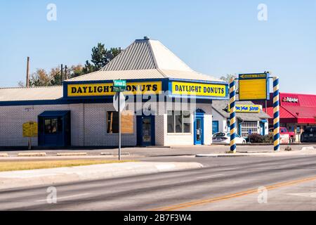 Garden City, États-Unis - 14 octobre 2019: Daylight Doughnuts Fast food sur l'avenue est du Kansas dans la petite ville industrielle jaune panneau bleu extérieur Banque D'Images