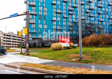 Reston, États-Unis - 10 décembre 2019: Immeuble de bureaux du centre-ville sur Sunset Hills Street Road pendant la journée dans le nord de la Virginie et Oracle Business Company s Banque D'Images