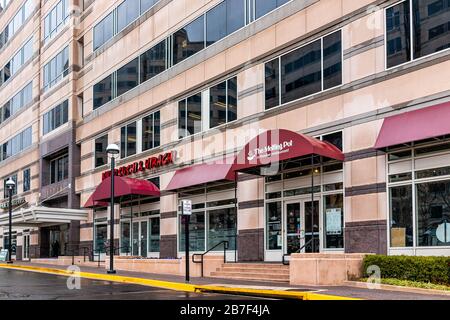 Reston, États-Unis - 10 décembre 2019: Plaza America près du panneau de l'architecture du bâtiment central pour Melting Pot Fondue et Hibachi restaurant dans le nord de la Vierge Banque D'Images