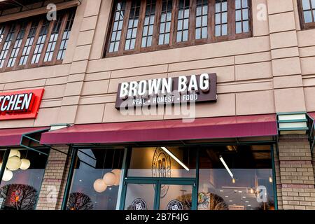 Reston, États-Unis - 10 décembre 2019: Plaza America près du centre-ville et de la fermeture de l'enseigne sur l'architecture du bâtiment pour le restaurant Brown Bag dans le nord de Virg Banque D'Images