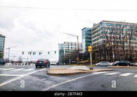 Reston, États-Unis - 10 décembre 2019: Sunset Hills Road près du centre-ville immeuble de bureaux pour l'architecture de signe Microsoft avec feu de circulation dans le nord de Vir Banque D'Images