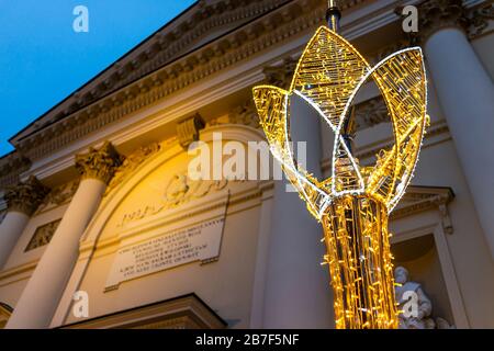 Varsovie, Pologne - 22 décembre 2019: Vue sur la façade de la cathédrale de l'église Sainte-Anne avec poteau de lampe avec décorations de Noël illuminées la nuit Banque D'Images