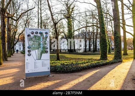 Varsovie, Pologne - 20 décembre 2019: Warszawa Lazienki ou Royal Baths Park avec carte pour le musée et le jardin du palais en arrière-plan au coucher du soleil Banque D'Images