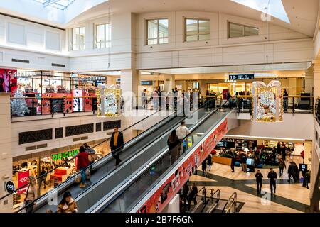 Varsovie, Pologne - 23 décembre 2019: Panneaux Storefront pour Sephora, magasin de chaussures de CCC et Deichman magasin avec des gens sur escalator à Westfield Banque D'Images