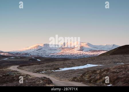 Une piste à travers Moorland menant vers Lochnagar à Daybreak dans les Highlands écossais au-dessus de Royal Deeside Banque D'Images