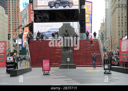 Presque vide Times Square, Red Steps, stand de la TKTS alors que les gens pratiquent la distanciation sociale sur les peurs du coronavirus, New York City, 15 mars 2020 Banque D'Images