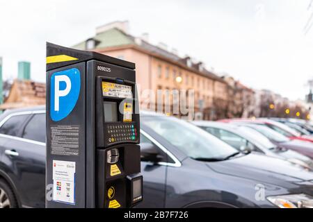 Varsovie, Pologne - 25 décembre 2019: Le ticket de parking paie le distributeur automatique pour effectuer des paiements par des voitures garées dans le parc urbain de la ville dans le centre-ville de Varsovie Banque D'Images