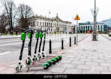 Varsovie, Pologne - 25 décembre 2019: Location de scooter électrique de chaux à l'extérieur de la rue plein air stationné sur le trottoir de rue dans le centre-ville avec personne à Warsz Banque D'Images