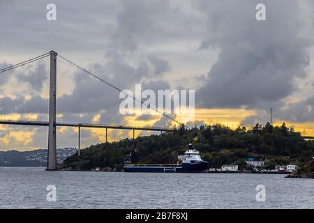 Bateau d'approvisionnement de plate-forme offshore (PSV) Normand Naley à Klampavika près du pont suspendu d'Askoey (Askøybroen). Port extérieur de Bergen, Norvège. Banque D'Images