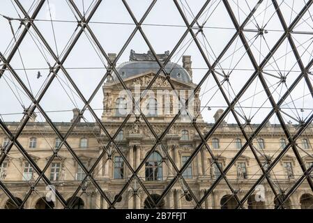 La façade du Musée du Louvre vue de l'intérieur de la pyramide du verre, Paris, France, Europe Banque D'Images
