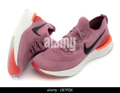 Paire de chaussures de course à pied roses Nike Epic React 2 isolées sur fond blanc Banque D'Images