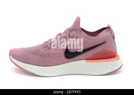 Nike Epic React pink – découpe de chaussures de course isolée sur fond blanc Banque D'Images