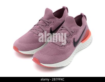 Paire de chaussures de course à pied roses Nike Epic React 2 isolées sur fond blanc Banque D'Images