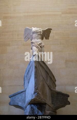 La victoire aidée de la sculpture ancienne de la Grèce de Samothrace au Musée du Louvre à Paris, France, Europe Banque D'Images