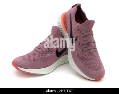 Paire de chaussures de course à pied roses Nike Epic React 2 isolées sur fond blanc Banque D'Images