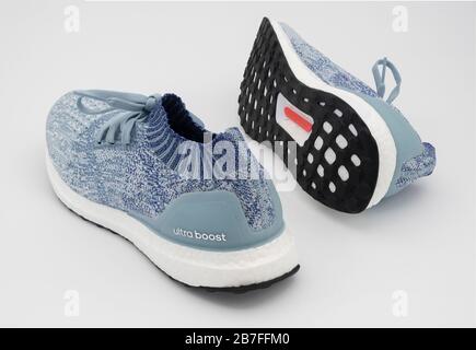 Paire de chaussures de course à pied Adidas Ultraboost, bleu, isolées sur fond blanc Banque D'Images