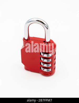 Cadenas rouge à numéro de code à quatre chiffres isolé sur un fond blanc Banque D'Images