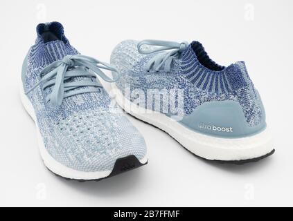 Paire de chaussures de course à pied Adidas Ultraboost, bleu, isolées sur fond blanc Banque D'Images