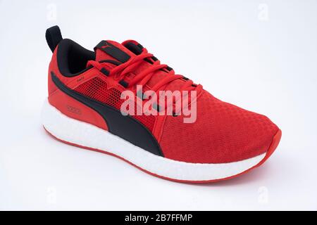 La chaussure de course à pied Puma rouge vif est isolée sur fond blanc Banque D'Images
