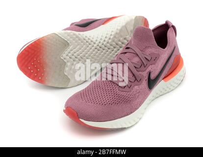 Paire de chaussures de course à pied roses Nike Epic React 2 isolées sur fond blanc Banque D'Images