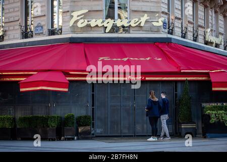 (200316) -- PARIS, le 16 mars 2020 (Xinhua) -- le célèbre restaurant Fouquet est fermé sur les champs-Élysées à Paris, France, le 15 mars 2020. La France a confirmé un total de 5 423 cas d'infection au coronavirus, en hausse de 923 par rapport à la journée précédente, le chiffre le plus élevé depuis la détection du virus au début de l'année, ont déclaré dimanche les autorités sanitaires. Samedi, le gouvernement a placé un verrouillage partiel dans le pays. Tous les lieux publics non essentiels, notamment les cafés, les boutiques, les restaurants et les discothèques, sont fermés jusqu'à nouvel ordre. Seulement les épiceries, les pharmacies, les stations-service et toba Banque D'Images